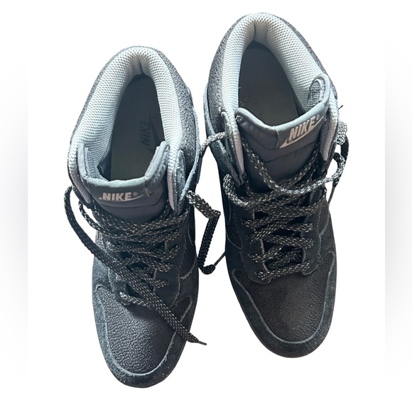 Nike Women's Black Wedge Sneakers

Nike Dunk Sky High - wedge sneakers size 10 - Picture 3 of 8
